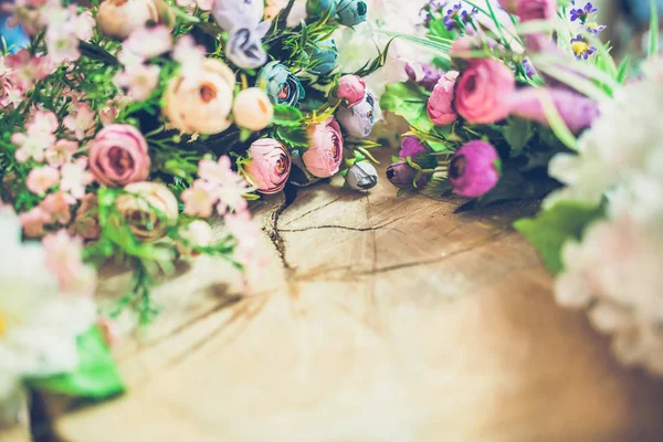 güzel ahşap arka plan üzerinde renkli bahar çiçekleri buketi Close-Up 