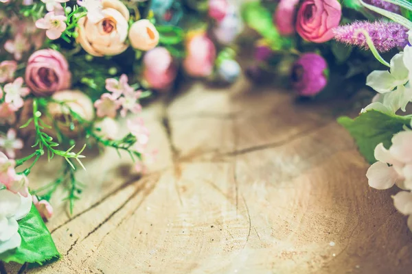 güzel buket bahar çiçek ahşap arka plan üzerinde Close-Up 