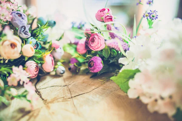 güzel buket bahar çiçek ahşap arka plan üzerinde Close-Up 