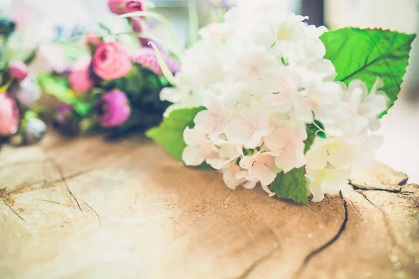 Primer Plano Hermoso Ramo Flores Blancas Sobre Fondo Madera —  Fotos de Stock