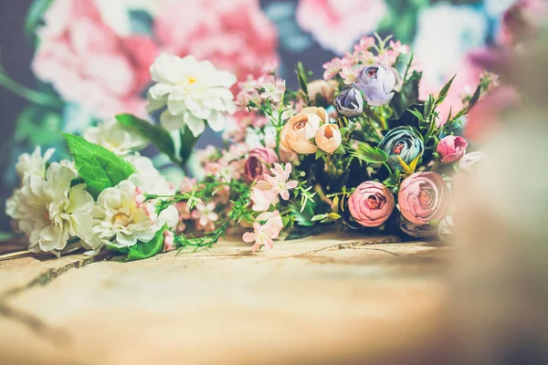 güzel ahşap arka plan üzerinde renkli çiçekler buket Close-Up 