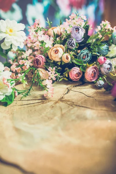 Primer Plano Hermosas Flores Colores Sobre Fondo Madera —  Fotos de Stock