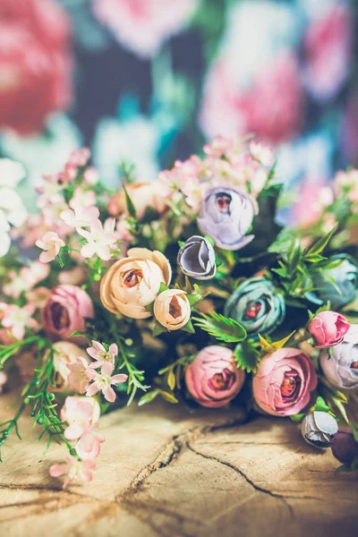 ahşap arka plan üzerinde renkli çiçekler çok güzel yakın çekim