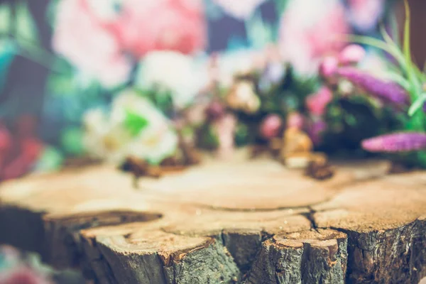 ahşap masa arka plan üzerinde bulanık renkli çiçeklerle Close-Up