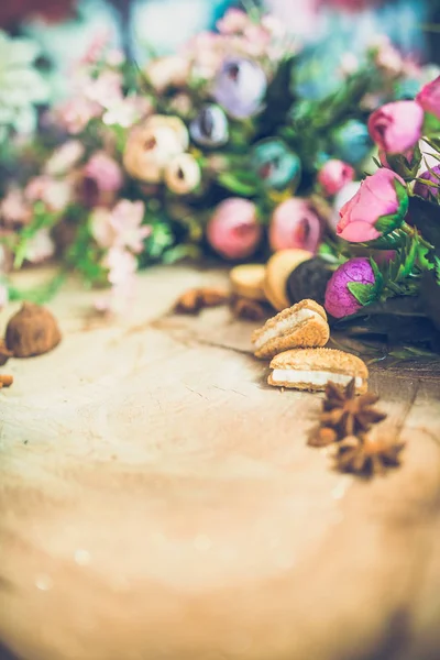 Primer Plano Hermosas Flores Colores Sobre Fondo Madera — Foto de Stock