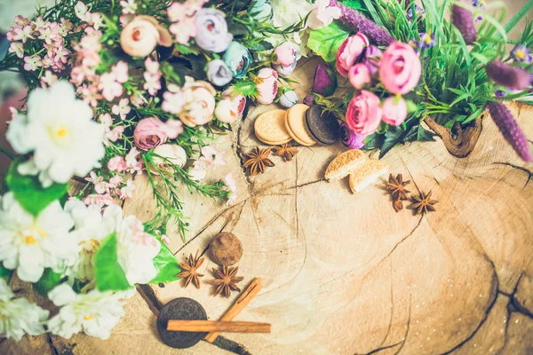 Primer Plano Hermosas Flores Colores Con Galletas Palos Canela Sobre —  Fotos de Stock