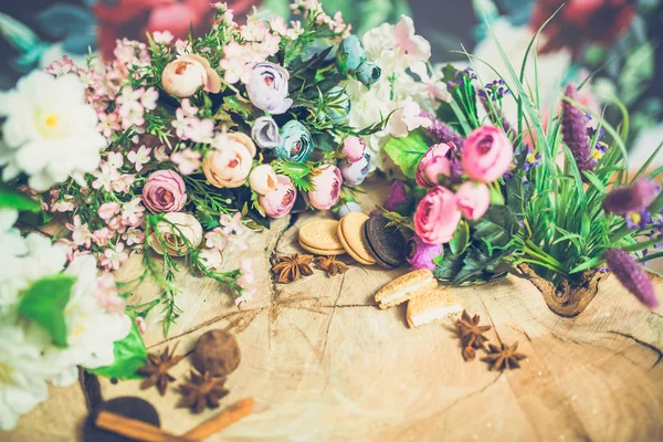 Primer Plano Hermosas Flores Colores Con Galletas Palos Canela Sobre —  Fotos de Stock