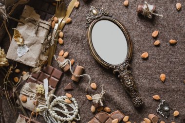 tatlı çikolata ile fındık ve kahverengi zemin üzerinde vintage tarzı aynada Close-Up 