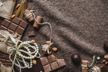 Koyu çikolata kahverengi zemin üzerinde vintage tarzı inci takı süslemeleri ile yakın çekim 