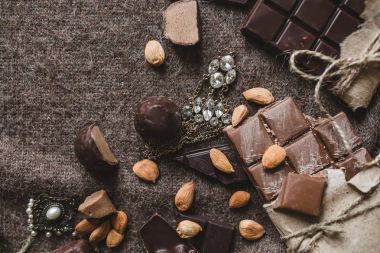 Çikolata yakın vintage tarzı kahverengi zemin üzerine fındık ve küpe süslemeleri ile çekim 