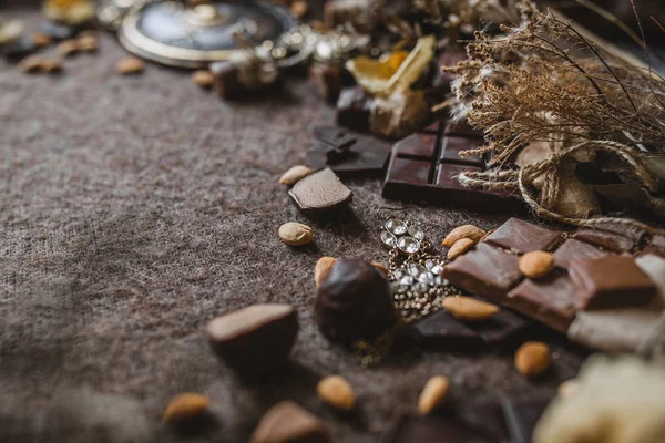 Primer Plano Chocolate Dulce Con Hierbas Secas Decoraciones Estilo Vintage — Foto de Stock