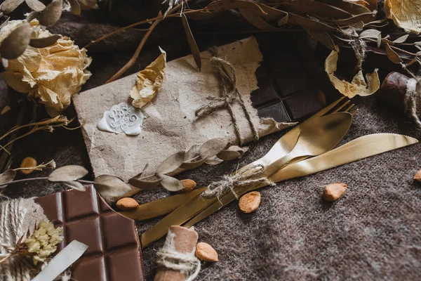 Süslemeleri Ile Tatlı Koyu Çikolata Altın Bıçak Kaşık Çatal Kahverengi — Stok fotoğraf