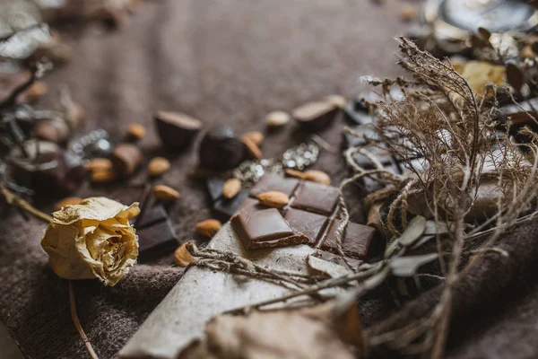 Tatlı Çikolata Kahverengi Zemin Üzerinde Vintage Tarzı Dekorasyon Kuru Gül — Stok fotoğraf