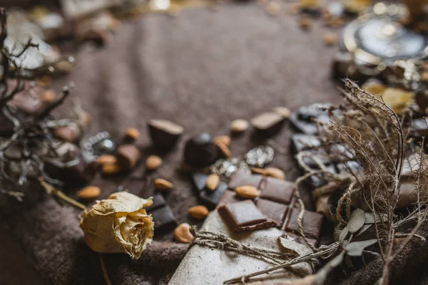 Primer Plano Chocolate Dulce Con Flor Rosa Seca Decoraciones Estilo — Foto de Stock