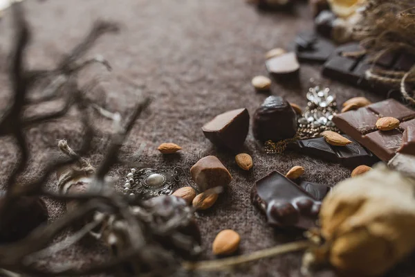 Tatlı Çikolata Kahverengi Zemin Üzerinde Vintage Tarzı Süslemeleri Ile Yakın — Stok fotoğraf