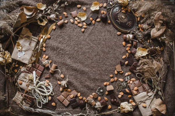 Tatlı Çikolata Kahverengi Zemin Üzerinde Kalp Şeklinde Vintage Tarzı Süslemeleri — Stok fotoğraf