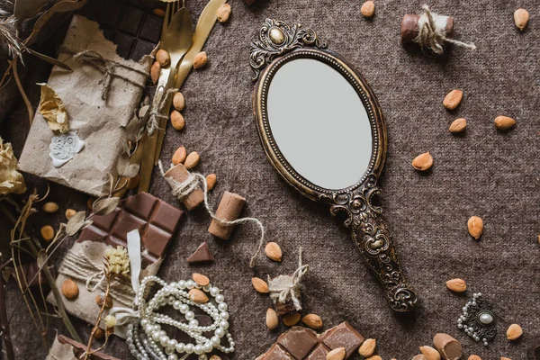Tatlı Çikolata Ile Fındık Kahverengi Zemin Üzerinde Vintage Tarzı Aynada — Stok fotoğraf