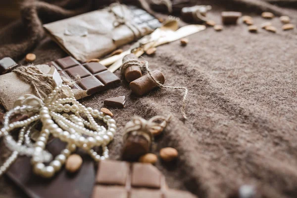 Primer Plano Chocolate Negro Con Perlas Decoraciones Joyería Estilo Vintage — Foto de Stock