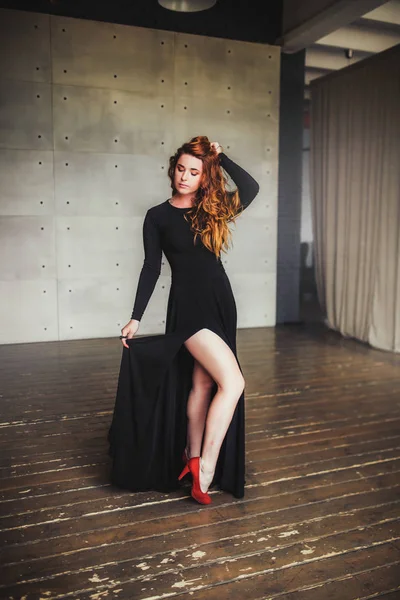 Retrato Joven Hermosa Mujer Pelo Rojo Vestido Negro Zapatos Tacón —  Fotos de Stock