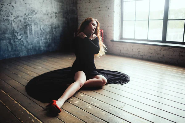 Hermosa Mujer Moda Vestido Negro Zapatos Rojos Tacón Alto Cerca — Foto de Stock