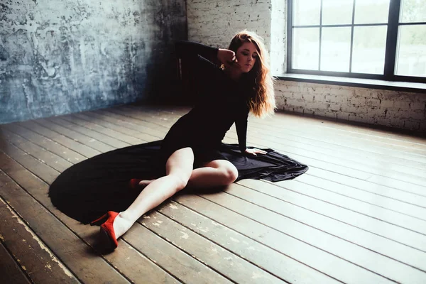 Hermosa Mujer Moda Vestido Negro Zapatos Rojos Tacón Alto Cerca — Foto de Stock