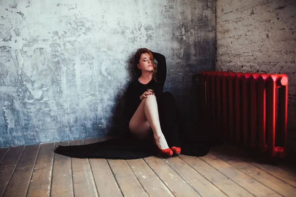 Retrato Joven Hermosa Mujer Pelo Rojo Vestido Negro Zapatos Tacón — Foto de Stock