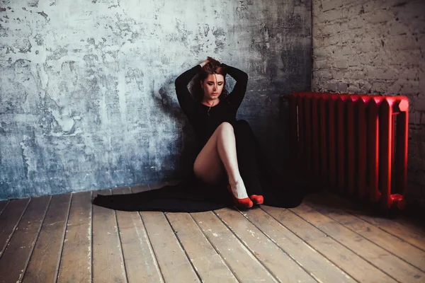 Retrato Joven Hermosa Mujer Pelo Rojo Vestido Negro Zapatos Tacón — Foto de Stock