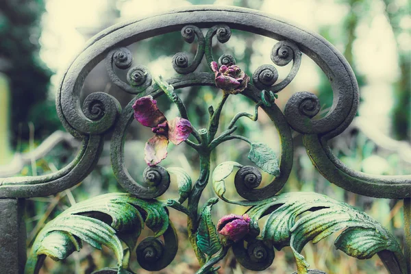 Närbild Vintage Metall Grindar Med Blommor München Cemetery Tyskland — Stockfoto