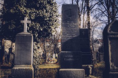 Almanya'da Münih mezarlığında eski mezar taşları 