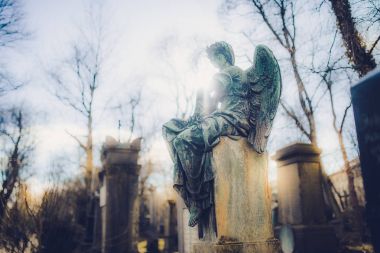 yaşlı melek anıt Almanya'da Münih mezarlığında Close-Up 