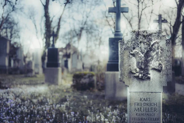 Закри Старі Надгробними Плитами Хрест Мюнхені Кладовищі Німеччині — стокове фото