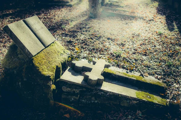 Primo Piano Vecchie Lapidi Con Croce Cimitero Monaco Germania — Foto Stock