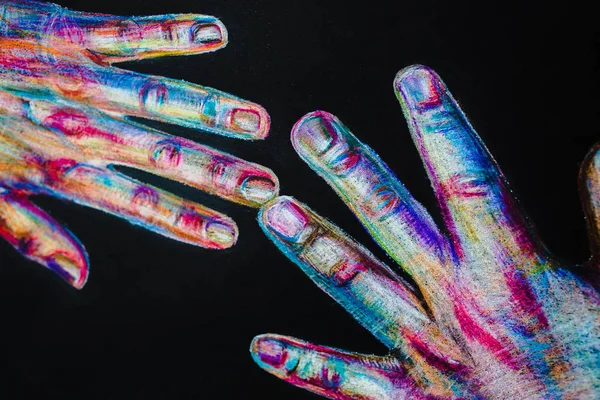 Nahaufnahme Eines Farbigen Bildes Menschlicher Hände Auf Dunklem Hintergrund — Stockfoto