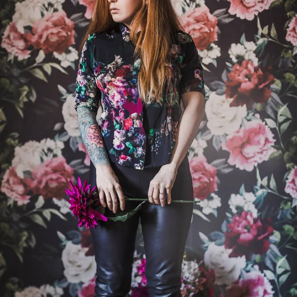 Młoda Kobieta Długimi Rudymi Włosami Skórzane Spodnie Przytrzymanie Różowy Kwiat — Zdjęcie stockowe