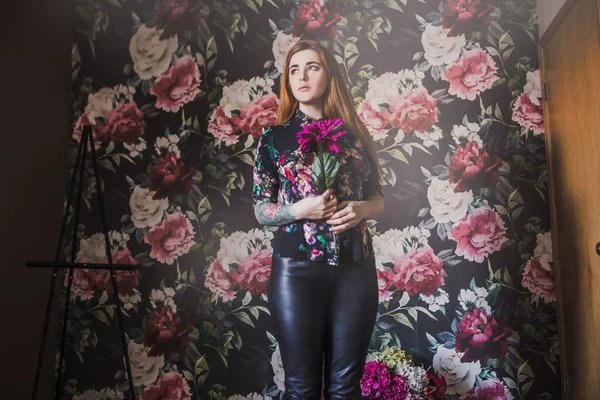 Jonge Vrouw Met Lange Rode Haren Lederen Broek Met Roze — Stockfoto