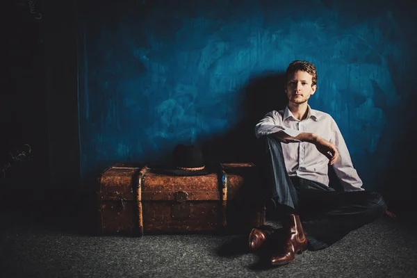 Retrato Joven Hombre Negocios Guapo Sentado Suelo Cerca Maleta Vintage — Foto de Stock