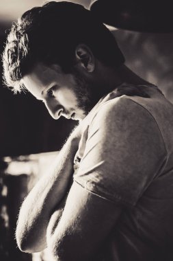 koyu arka plan, siyah ve beyaz genç yakışıklı adam portresi 
