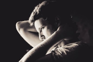 koyu arka plan, siyah ve beyaz genç yakışıklı adam portresi 