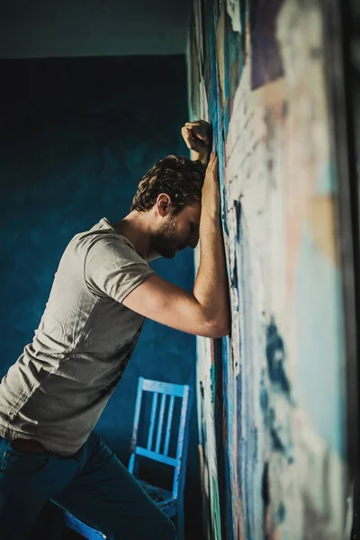 Portret Van Trieste Jongeman Buurt Van Blauwe Stoel Kamer Achtergrond — Stockfoto