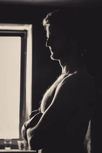 Portrét Shirtless Pohledný Mladík Pozadí Okna Černé Bílé — Stock fotografie