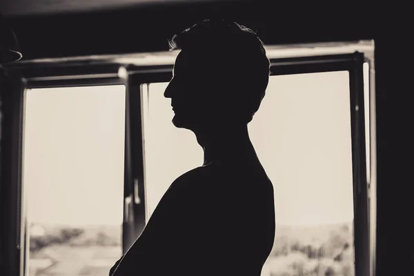 Porträt Eines Jungen Hemdslosen Gutaussehenden Mannes Auf Fensterhintergrund Schwarz Weiß — Stockfoto
