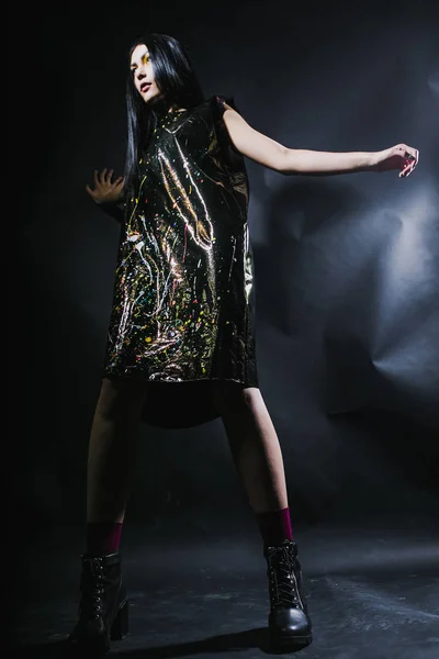 Volledige Lengte Van Jonge Mode Vrouw Zwarte Jurk Met Kleurrijke — Stockfoto