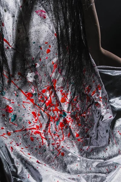 Nahaufnahme Eines Weißen Kleides Mit Roter Farbe Vor Schwarzem Studiohintergrund — Stockfoto
