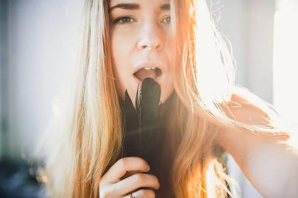 Retrato Mujer Joven Expresión Pelo Rojo Vestido Satén Negro Sosteniendo — Foto de Stock