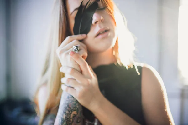 Retrato Mujer Pelo Rojo Joven Vestido Satén Negro Sosteniendo Pluma — Foto de Stock