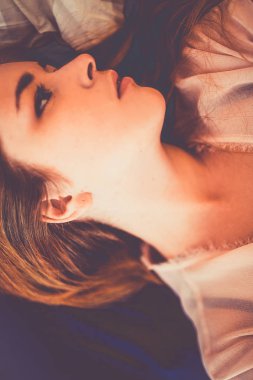 bulanık arka plan üzerinde kırmızı saçlı genç moda kadın portresi