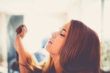 Genç Moda kadın kapalı gözler ve bulanık arka plan üzerinde kırmızı saç portresi