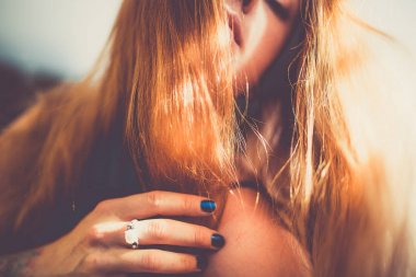 bulanık arka plan üzerinde kırmızı saçlı genç moda kadın portresi