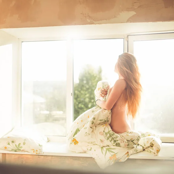 清晨窗户附近窗台上长红头发的年轻裸女肖像 — 图库照片