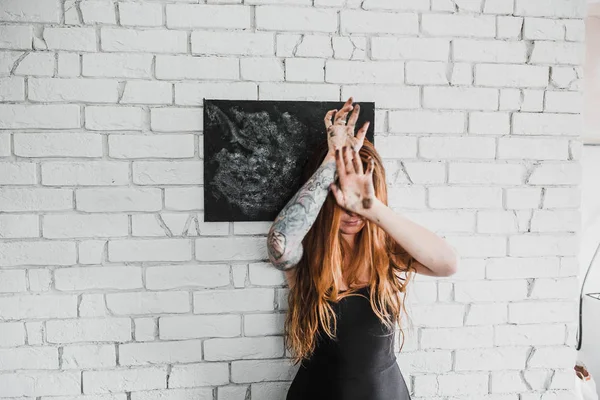 Retrato Mujer Pelo Rojo Joven Ojos Cerrados Por Las Manos — Foto de Stock